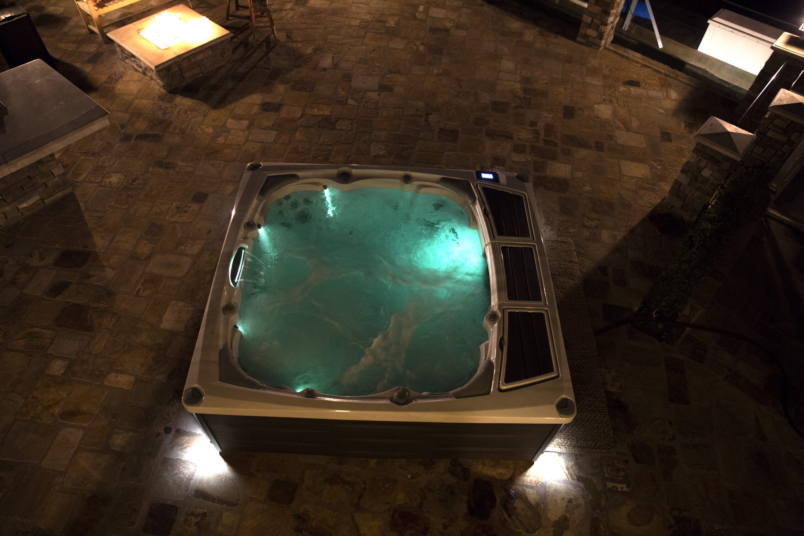 5 Irresistible Holiday Hot Tub Ideas